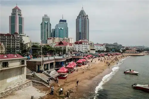 青岛第六海水浴场沙滩被20多个摊位"霸占",游客很受伤!
