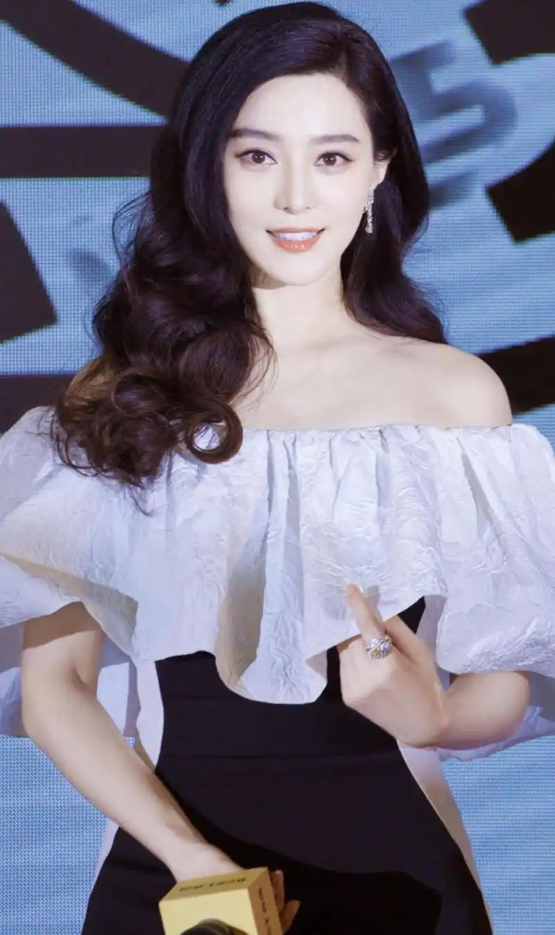 范冰冰依然很有国际范卷发搭配连衣裙高贵优雅风情万种