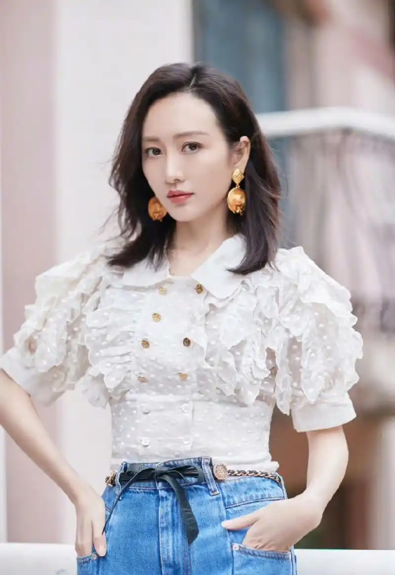 明星# #王鸥#  王鸥白色蕾丝上衣搭配蓝色牛仔裤,温柔又靓丽.