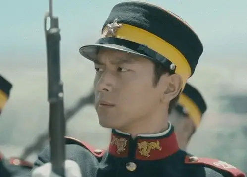 《人生若只如初见》李现穿上军装太英气!造型不是问题