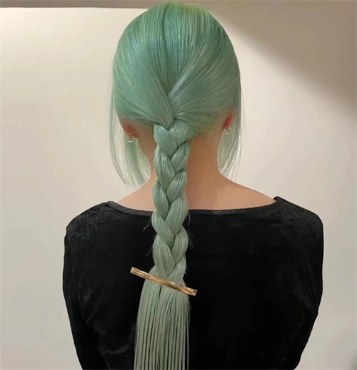 夏天超酷发色推荐 梦幻氛围感冰蓝色_染发发型 - 美发站