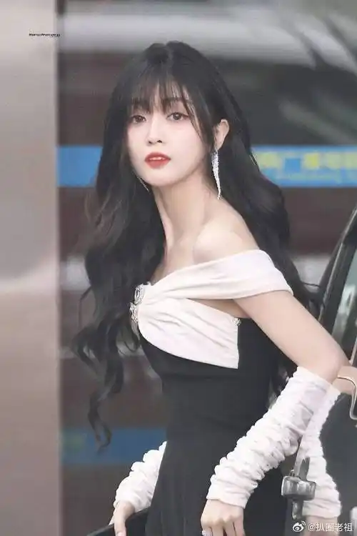 6月2日,吴宣仪在个人微博分享了参与墨雨云间活动的宣传照,而这次的