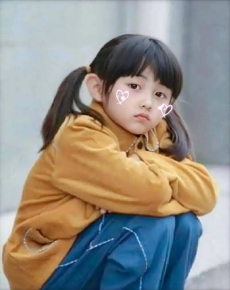 张子枫小时候,真的超级可爱,八岁就被冯小刚选到出演唐山大地震,自然