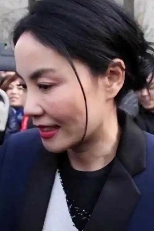 54岁王菲老到认不出!