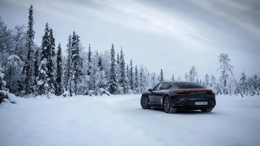 在雪地里飞驰的炫酷跑车,高清图片,汽车壁纸-回车桌面