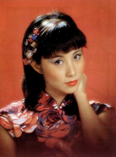 73岁汪明荃人美心善买地摊货帮助老人大半辈子在跟癌症斗争