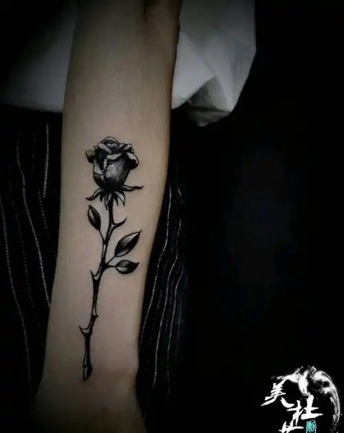 玫瑰遮盖伤疤纹身图片手臂纹身图案