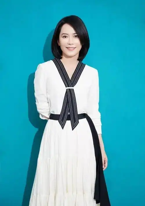 48岁"俞飞鸿"剪短发,低马尾波点裙,优雅又复古非常有气质