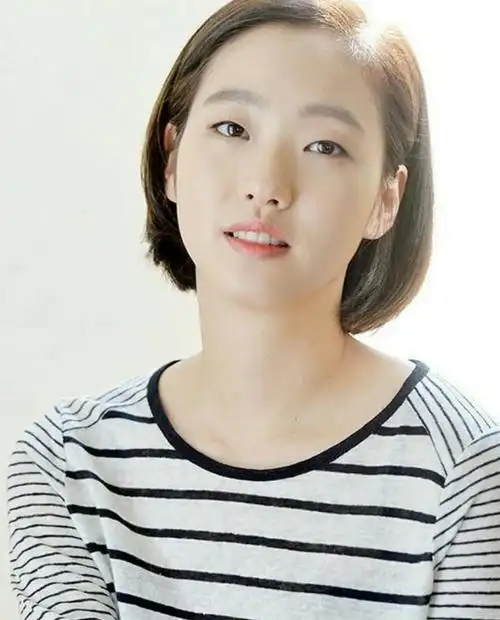 的长相在模式化的韩国女星中也是比较有特色的一位,单眼皮,小眼睛