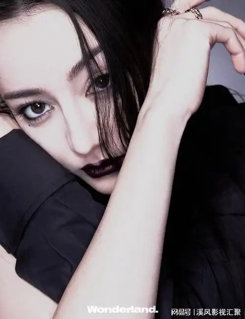 迪丽热巴暗黑骑士杂志封面3套迪奥高定黑唇魔女妆好霸气