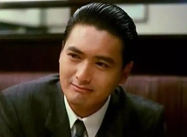 中梳着大背头的帅气男演员,想必大家首先会想到邓光荣,周润发和万梓良