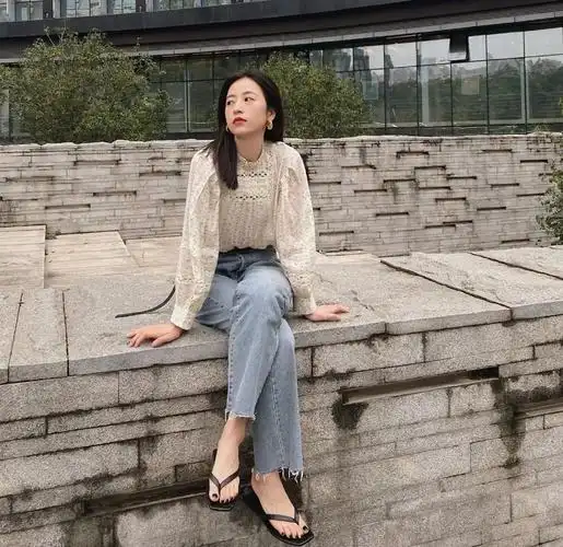 周雨彤出街就用方头夹脚搭配雪纺衫和牛仔裤造型,休闲,摩登兼具,度假