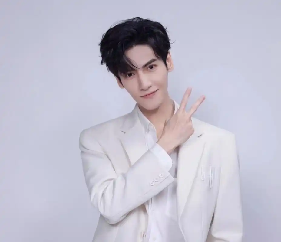 罗云熙晒照为新剧《长月烬明》预热,歪嘴笑的样子痞帅感十足,白西装白