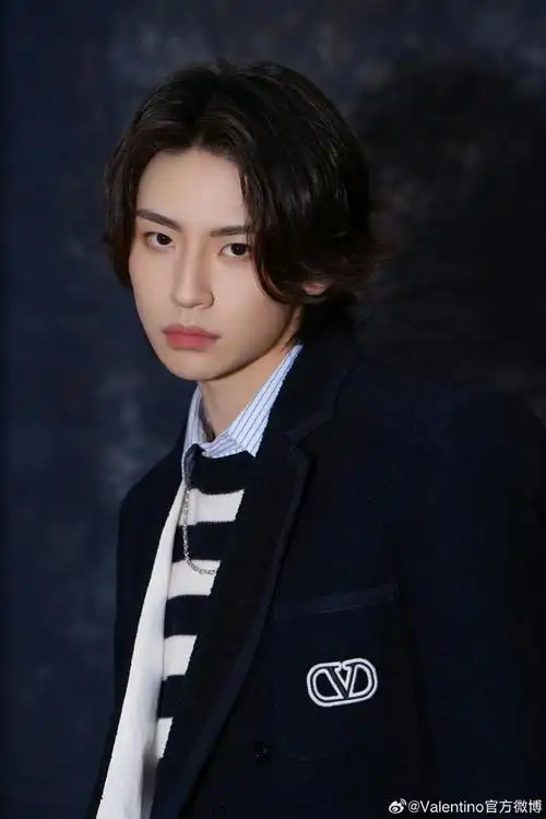 歌手@小鬼-王琳凯演绎#valentino2024早春系列#,搭配#freedots运动鞋