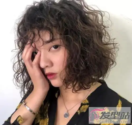 满头小卷烫示范图片教你烫出减龄不显老的发型