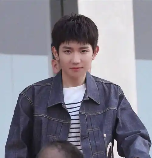 之前王源也尝试过很多其他的发型,不管是露额头的还是有刘海的锅盖头