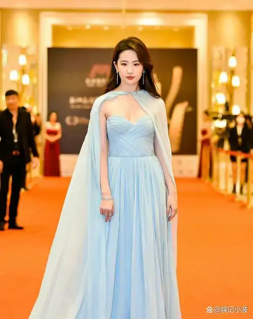 刘亦菲荣获"金莲花"最佳女主角,蓝裙飘飘走红毯,尽显仙女气质