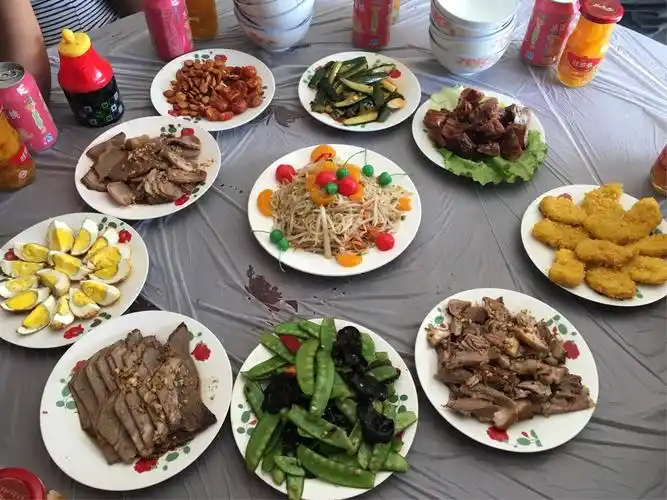 酒席的凉菜,颜色,荤素都搭配很完美