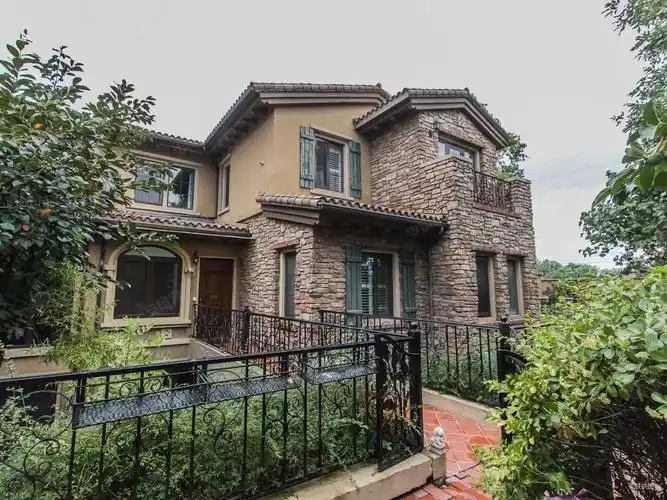 北京房产网>北京二手房>顺义二手房>中央别墅区二手房>龙湖滟澜山>