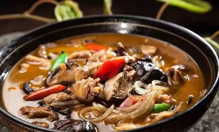 经典东北炖菜,小鸡炖蘑菇,肉香汤浓