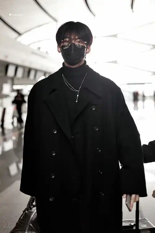 周柯宇出发星光大赏路透##周柯宇金丝眼镜黑色大衣