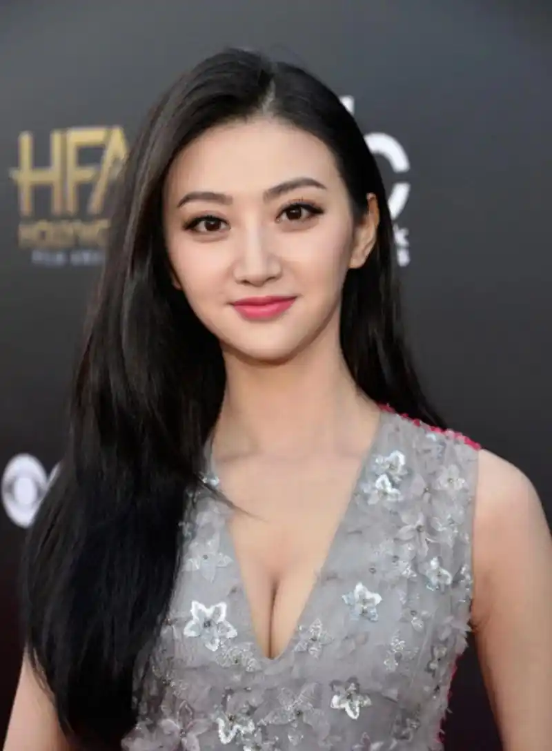 景甜身材真丰满,一袭低胸裙凹凸感十足,34岁太有魅力