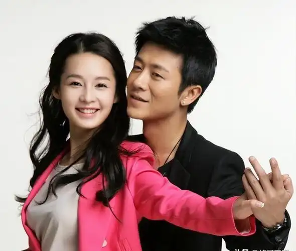 亲妈和干妈全是导演耗时20年都没捧红他却在娶妻改名后爆火