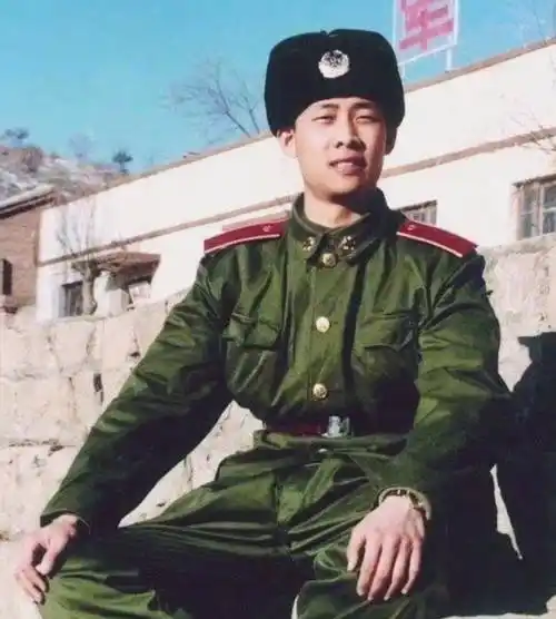 原创如有战召必回十年老兵张译退伍不褪色晒军装照致敬战友