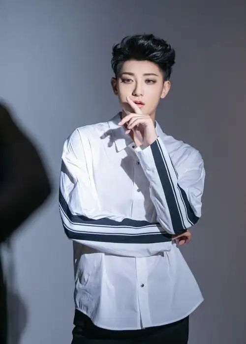 可爱呆萌vs帅气清新 黄子韬演绎初春新时尚