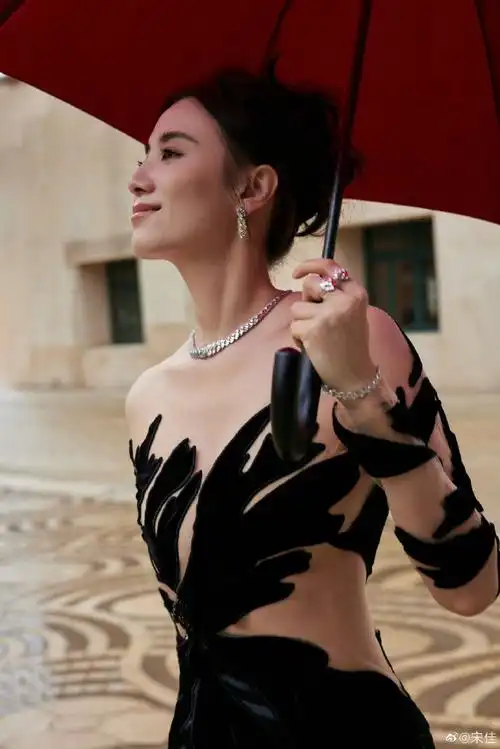 主竞赛单元评委@宋佳一身黑色礼服准备出发前往红毯,霸气又优雅