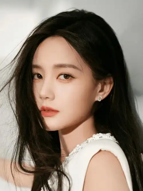 李一桐时尚造型:白璧无瑕,花容月貌