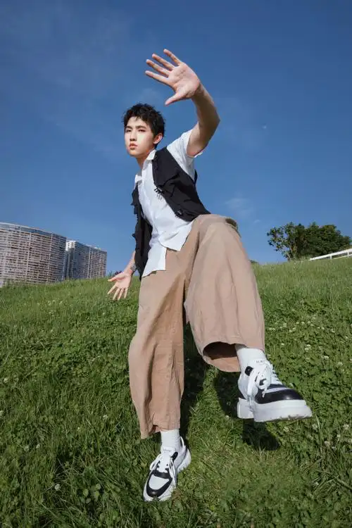 下来也不闷脚黑白款配色随性时尚,不愧是潮流主理人陈伟霆同款90绝!