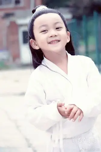 近日,小童星李庆誉曝光了一组古装照,俨然一位风度翩翩的公子哥.