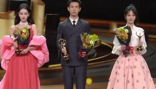 因为迪丽热巴穿的裙子看起来比较的隆重,所以穿着很普通的杨紫就有点