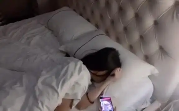 女生真的很喜欢看剧然后不小心睡着78幸好我有一