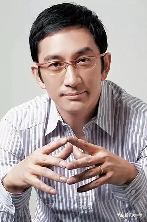 76戴眼镜让他的眼窝没那么深,看起来很斯文.