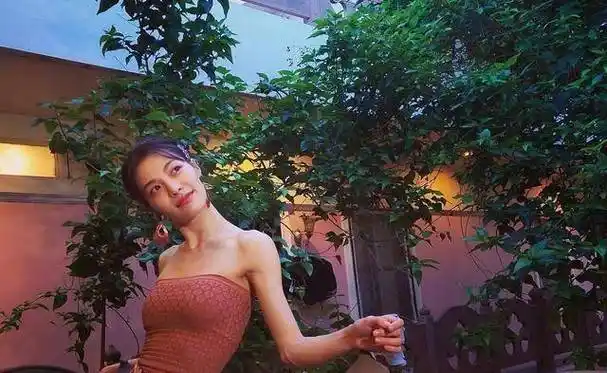 被冯小刚捧红,因"李现前女友"登热搜,这位"冯女郎"很温柔_钟楚曦_节目