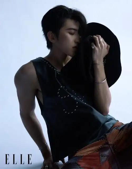 蔡徐坤一组海边漫步大片,精致的侧颜,性感的喉结……__财经头条