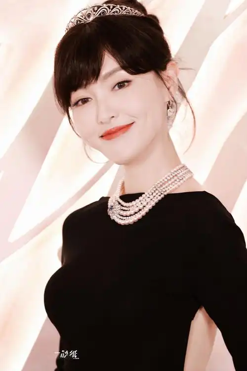 唐嫣惊艳亮相赫本公主风造型引发热议