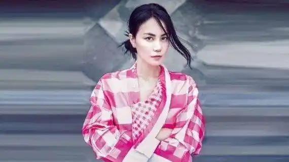 不觉得她像王菲但看到90后女歌手窦靖童我现在有点担心陈粒