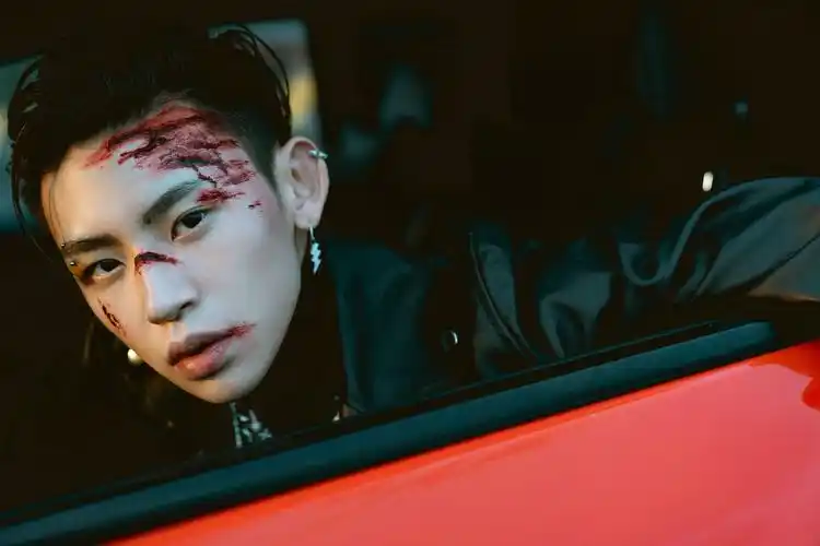 小鬼新闻200816小鬼pinkymurdermv拍摄图公开伤痕凝结褪下余温留下