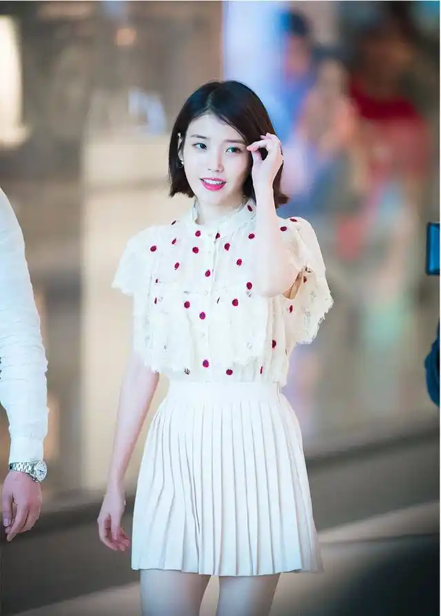 这款iu李智恩同款波点蕾丝雪纺衬衫,充满波点元素,甜美又减龄,边缘是
