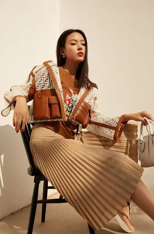 女艺人张梓琳酷美养眼时尚写真