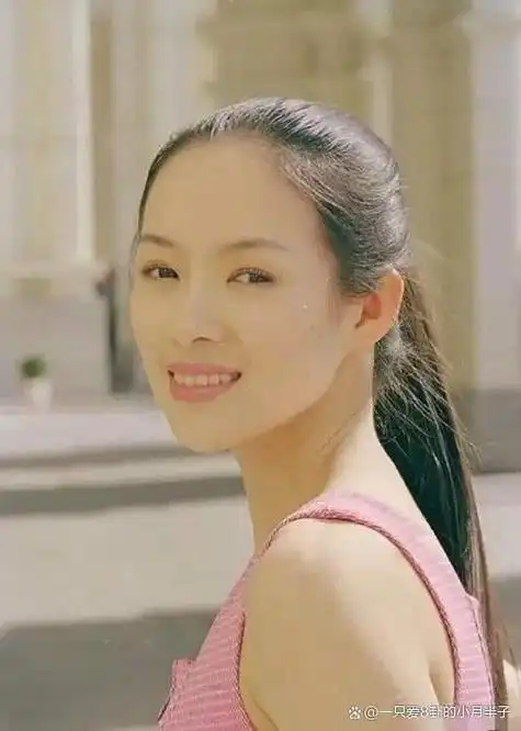 完全没想到迪丽热巴和钟楚曦竟然都是上戏2010级表演系的同班同学,这