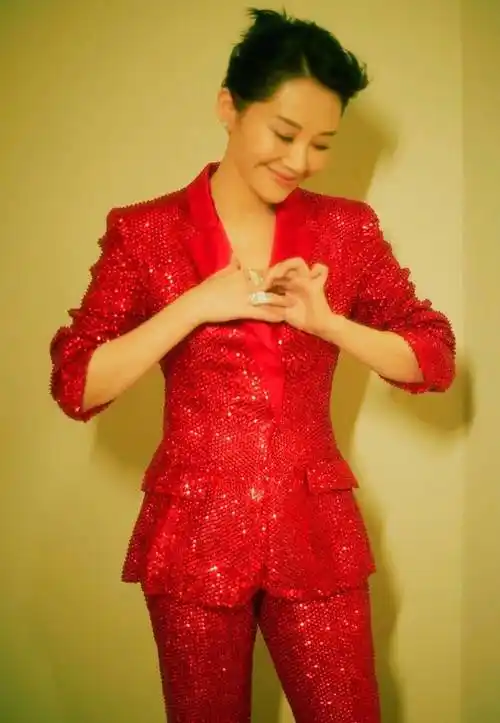 许晴剪了短发后带火了减龄穿搭:长外套 打底衫 小脚裤,时髦洋气_造型