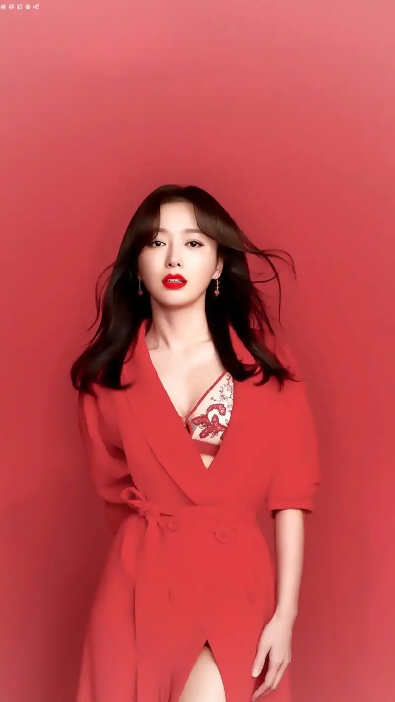 演员秦岚,生活照轻松休闲,礼服照惊艳美丽,你喜欢哪一款造型呢