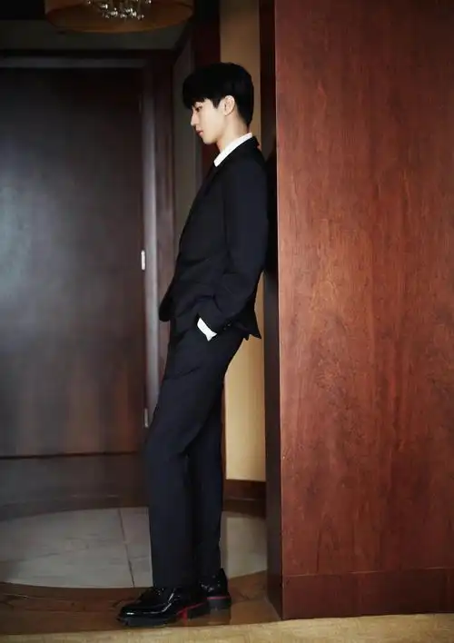 王俊凯黑色西装随拍来啦修长身材衬托优越比例