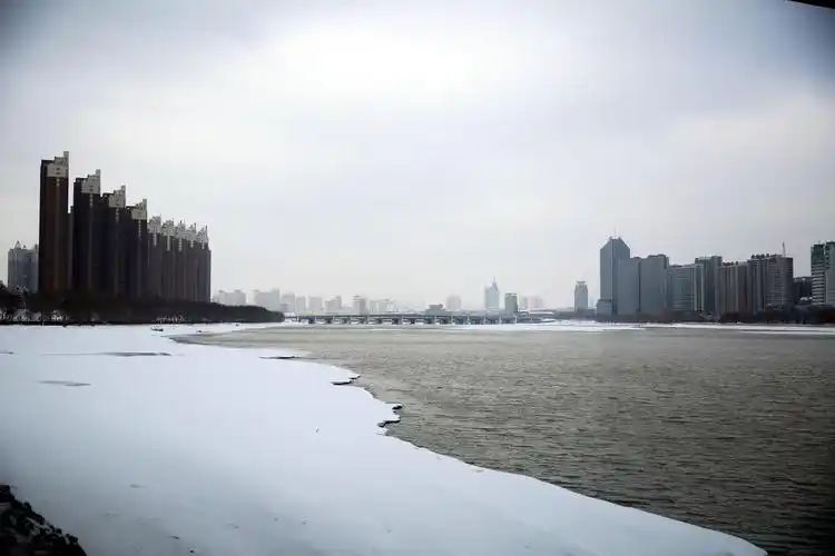 吉林市暴雪过后,松花江边出现白雪和江水交融的美景
