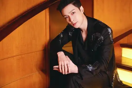 张艺兴银龙黑色西装个性潮流 all black穿搭演绎极简时尚