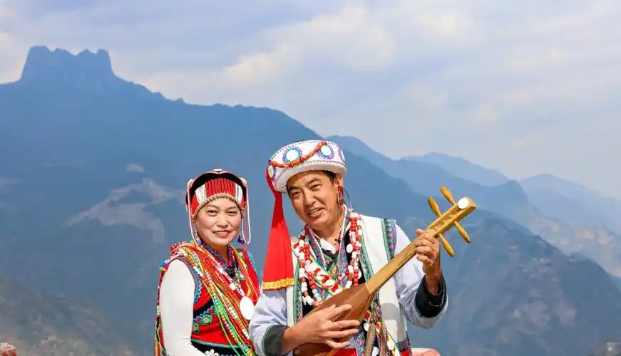 怒族妇女穿麻布做成的右衽短装下装为长裙头戴用彩珠连串的珠珠帽怒语